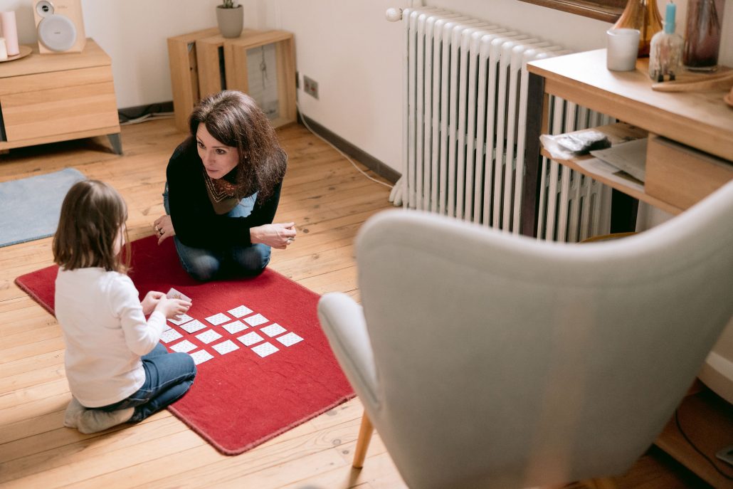 parent enfant montessori méthode maison